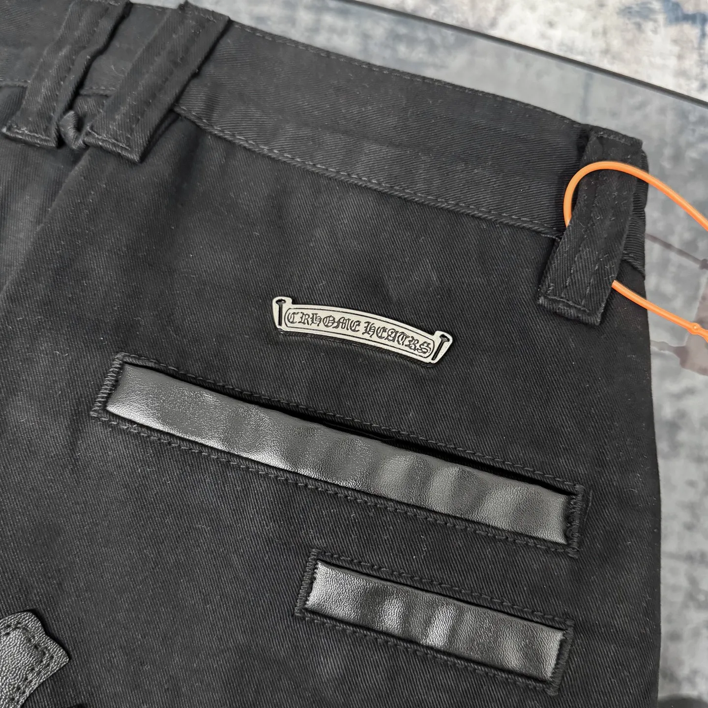 P270 Chrome Hearts CH casual black trousers cross-patched leather jeans. Original purchased and patterned to truly restore the ultimate texture of Vintage. Special Italian cowhide print and then cut. Customized sheepskin three-layer thick line leather. The whole is spliced in heavy water washing process. Craftsmen hand-splash ink. You can see the details. Three-dimensional cutting version. Loose and comfortable. Not flattering on the figure. Shows height and slimness. Factory Seiko. Original quality control. Same style for men and women. Can be matched with couples. Versatile recommendation. The must-have jeans for all seasons Color: black Size: 28/30/32/34 Waist: 73/78/83/88 Pants length: 102/104/106/108
